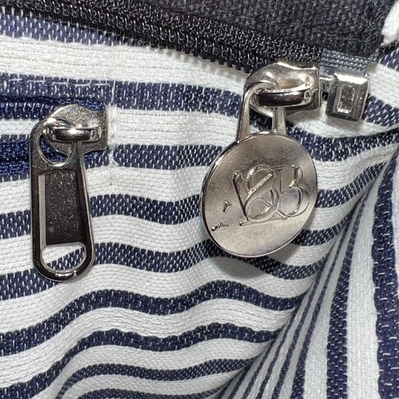 America and beyond crossbody tote is a
perfect addition to your collection. 💕 - Picture 8 of 9